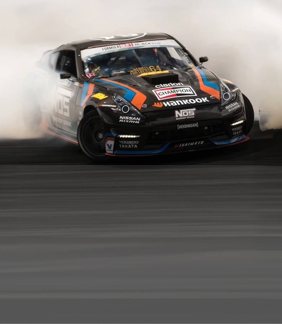 Vehicle equipped with extreme tires
