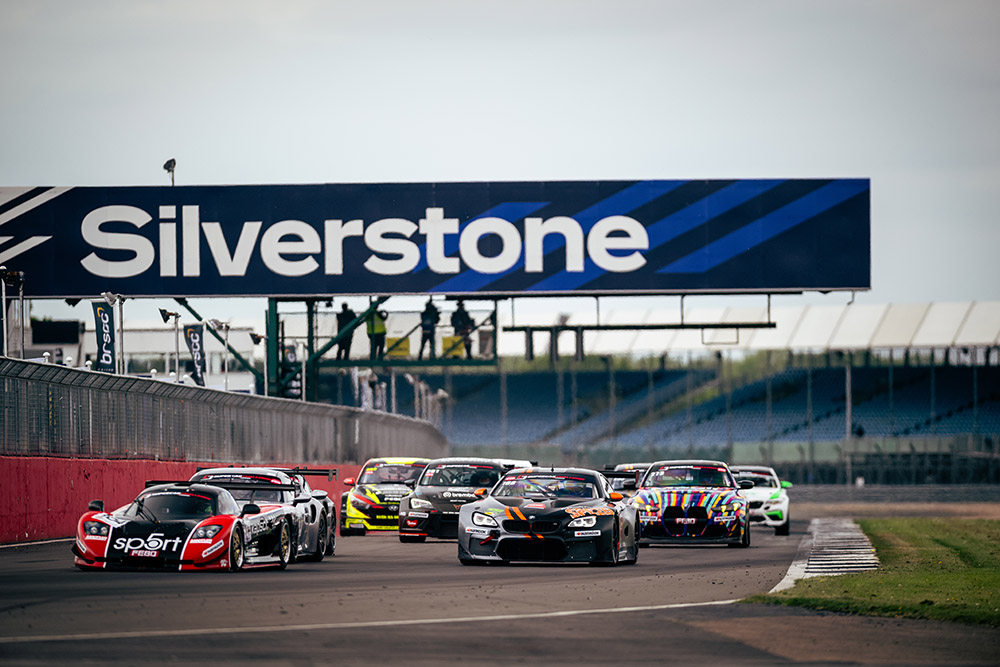 de_wilde_wins_the_supercar_challenge_race_in_silverstone